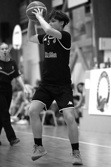 E (22)